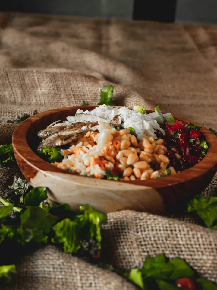 Bowl con granos, proteína y vegetales frescos