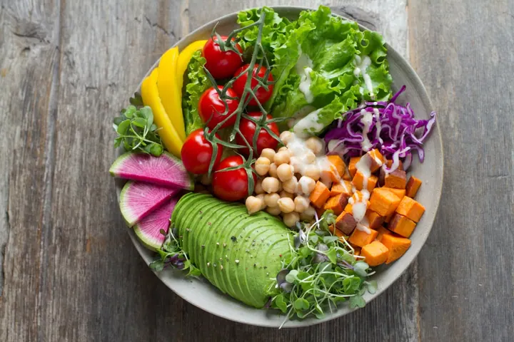 Bowl fresco con vegetales y aguacate