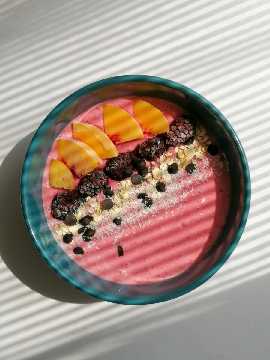 Bowl de frutas colorido para el desayuno